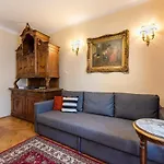 Apartment Downtown Antique By Bookinghost *