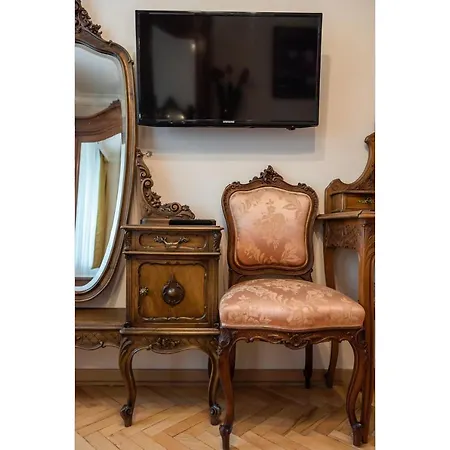 Downtown Antique Apartment Warsaw