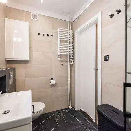 Downtown Antique By Bookinghost Varsovia