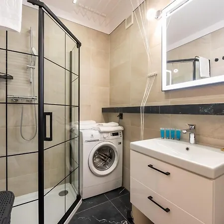 Downtown Antique By Bookinghost Varsavia