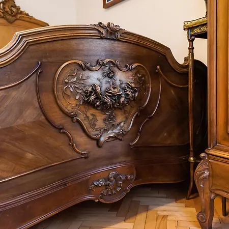 Downtown Antique By Bookinghost * Varsovia