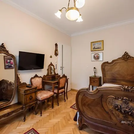 Downtown Antique By Bookinghost Varsovia