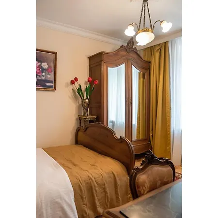 Downtown Antique By Bookinghost *