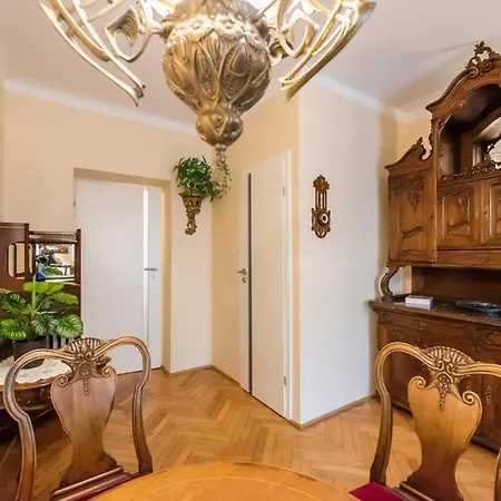 Downtown Antique Apartment Warsaw